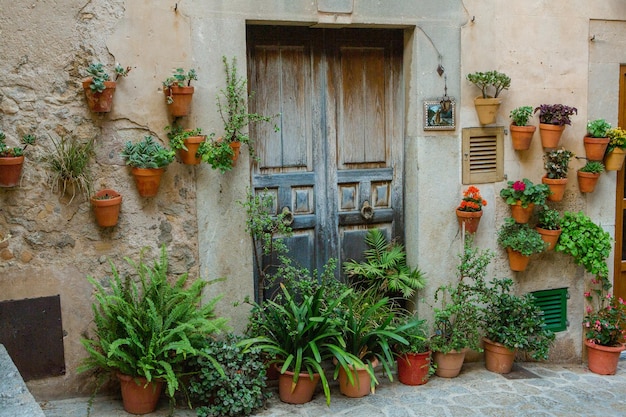 Vista de uma rua medieval da pitoresca aldeia de estilo espanhol Valdemossa em Maiorca ou Maiorca