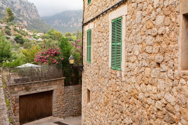 Vista de uma rua medieval da pitoresca aldeia de estilo espanhol Valdemossa em Maiorca ou Maiorca