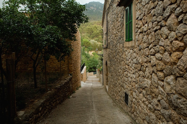 Vista de uma rua medieval da pitoresca aldeia de estilo espanhol Valdemossa em Maiorca ou Maiorca