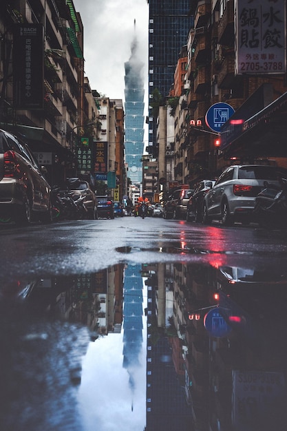 Foto vista de uma rua molhada no centro de taipei