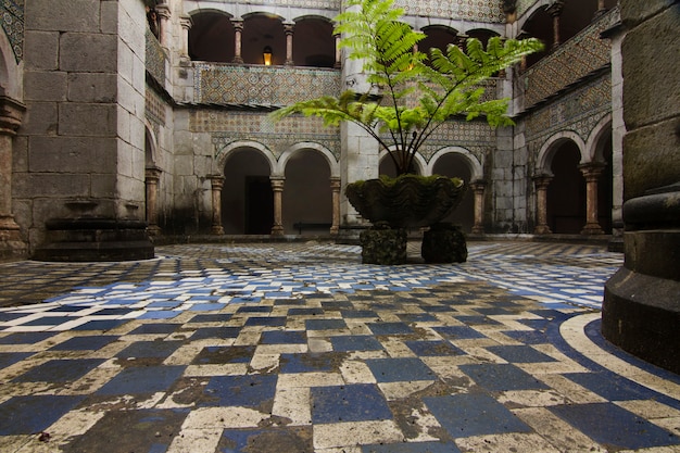 Vista de uma seção do palácio bonito de Pena, localizado em Sintra, Portugal.