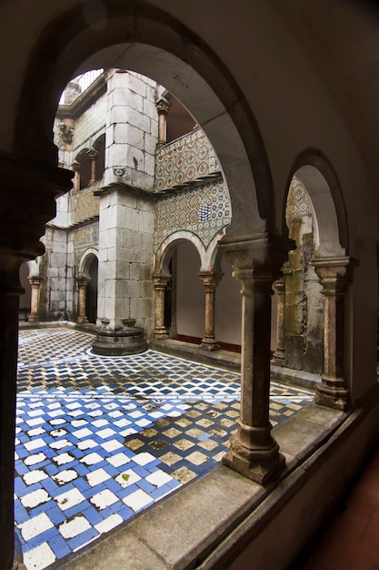 Vista de uma seção do palácio bonito de Pena, localizado em Sintra, Portugal.