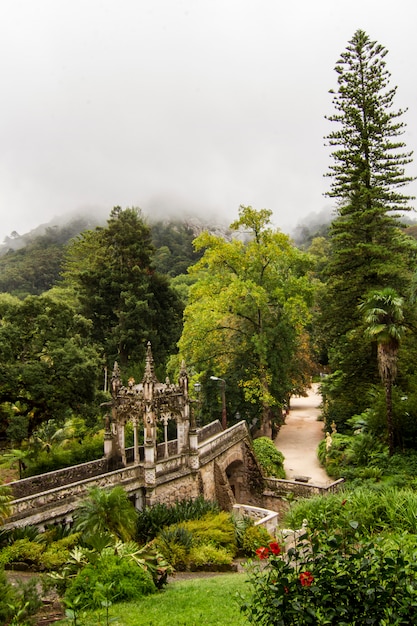 Vista de uma seção do parque bonito chamado, Quinta da Regaleira, localizado em Sintra, Portugal.