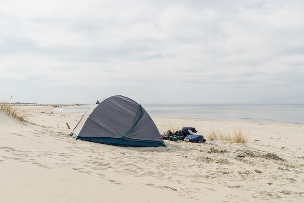 Vista de uma tenda na praia de areia do mar Báltico