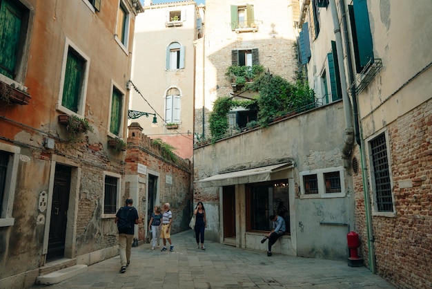 Vista de uma velha rua estreita em Veneza, Itália Arquitetura e marco Veneza, Italia nov 2021