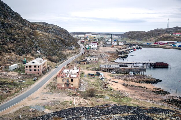 Vista de uma vila de pescadores no Ártico