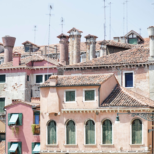 Vista de várias casas com suas típicas chaminés Veneza Itália