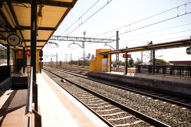 Foto vista, de, vazio, estação de comboios, com, ferrovia