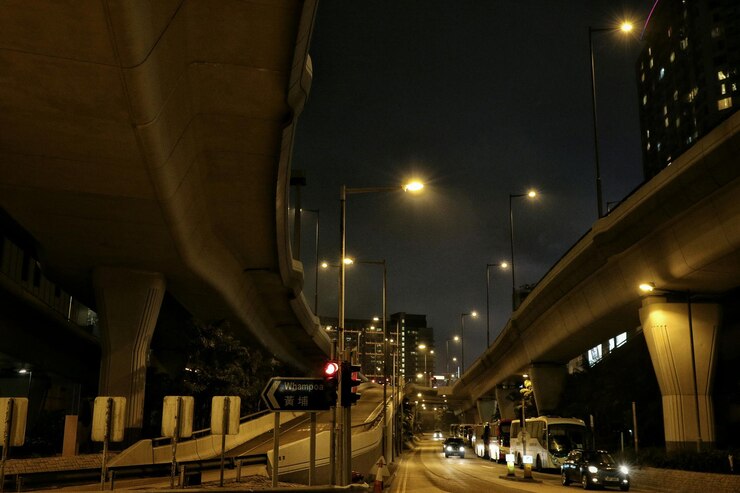 Foto vista de veículos na estrada à noite