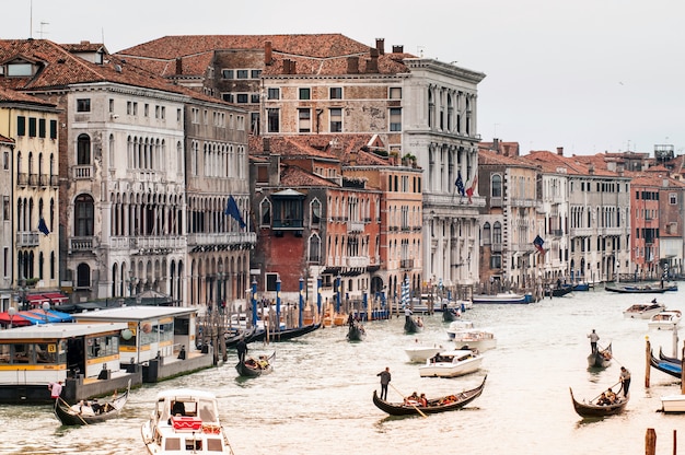 Vista de Veneza da ponte de Rialto