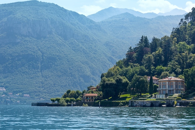 Vista de verão da costa do Lago Como (Itália) a bordo do navio