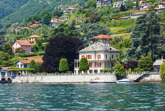 Vista de verão da costa do Lago Como (Itália) a bordo do navio