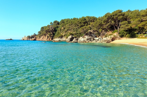 Vista de verão da costa rochosa do mar mediterrâneo com praia de areia costa brava catalunha espanha