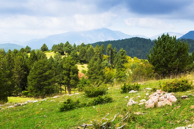 Vista de verão das montanhas dos Pirenéus