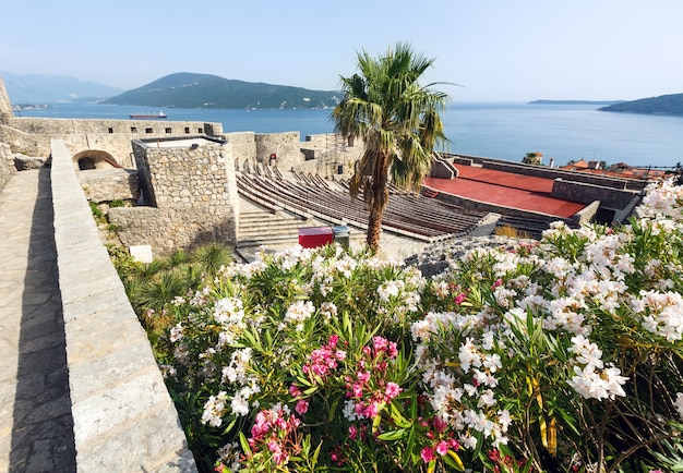 Vista de verão do castelo forte mare e baía de kotor (herceg novi, montenegro)