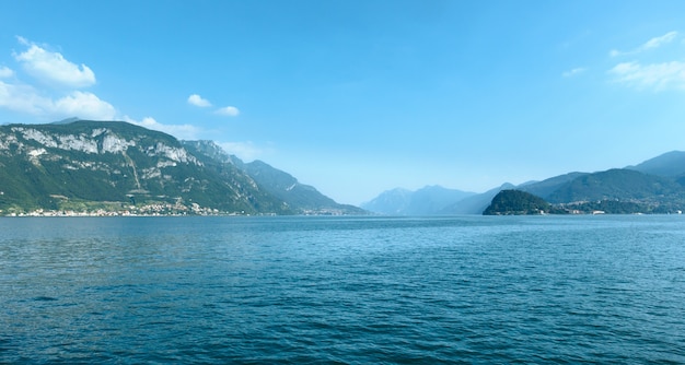 Vista de verão do Lago Como (Itália) a bordo do navio