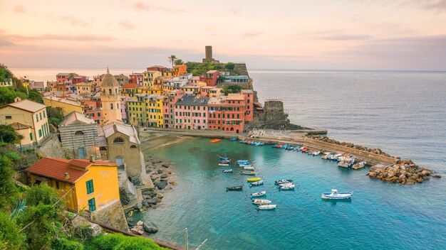 Vista de Vernazza ao pôr do sol. Uma das cinco aldeias coloridas famosas do Parque Nacional de Cinque Terre, na Itália