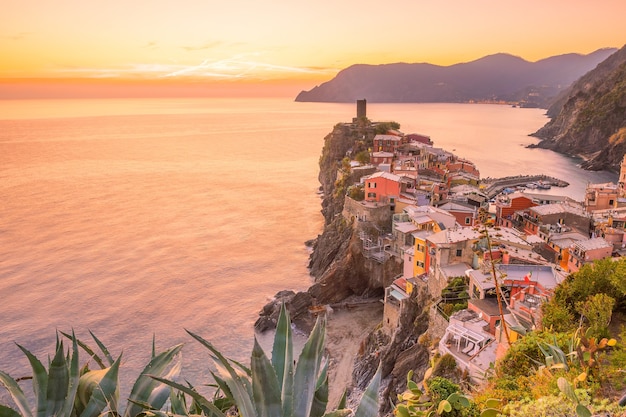 Vista de Vernazza ao pôr do sol. Uma das cinco aldeias coloridas famosas do Parque Nacional de Cinque Terre, na Itália