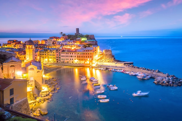 Vista de Vernazza ao pôr do sol. Uma das cinco aldeias coloridas famosas do Parque Nacional de Cinque Terre, na Itália