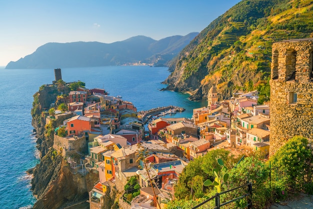 Vista de Vernazza. Uma das cinco aldeias coloridas famosas do Parque Nacional de Cinque Terre, na Itália
