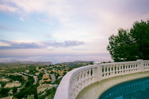 Vista de villas de piscina na costa blanca ao pôr do sol espanha imobiliária espanha