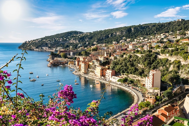 Vista de Villefranche Sur Mer com flores em primeiro plano na Cote D Azur, Riviera Francesa na França