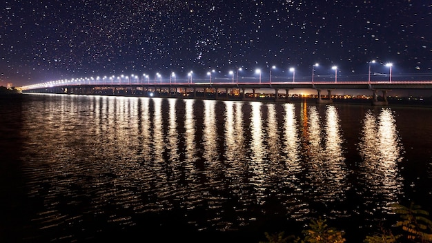 Vista de voltas de tempo da ponte sobre o rio Dnieper na cidade de Dnipro no final da primavera em nuvens grossas do início da primavera