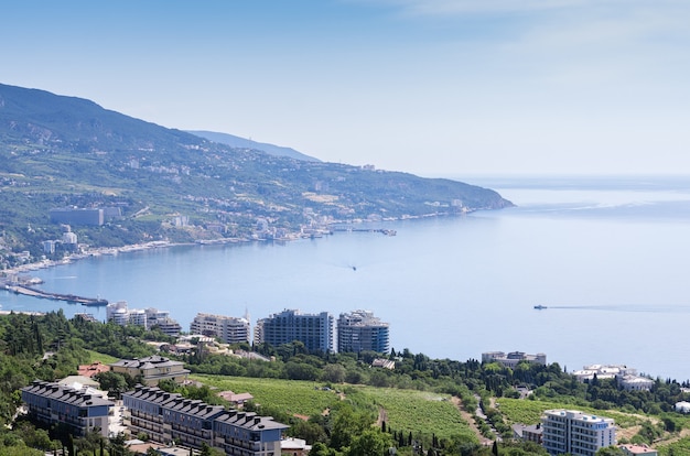 Foto vista de yalta e do mar negro do monte aipetri