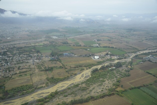 Vista desde debajo del ala de un avión en los alrededores de Nazca Es la ciudad más grande de la provincia de Nazca