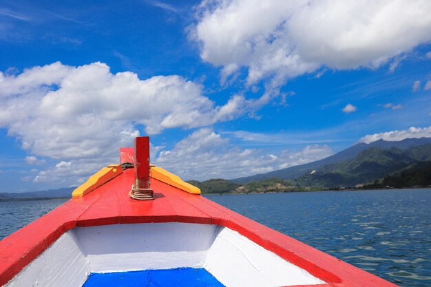 Foto vista delantera de un barco de pesca