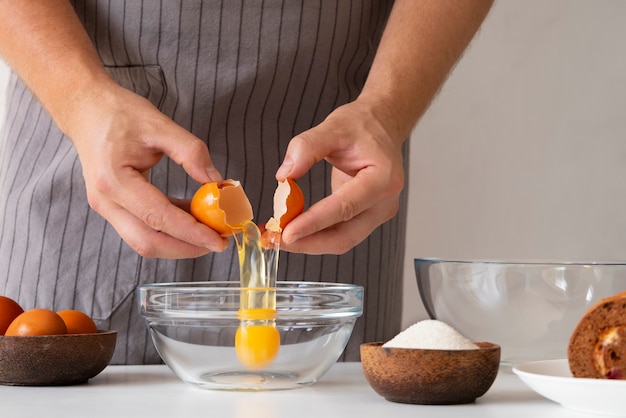 Vista delantera de un cocinero haciendo un rollo de chocolate