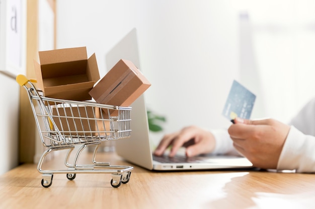 Vista delantera del concepto de compras en línea