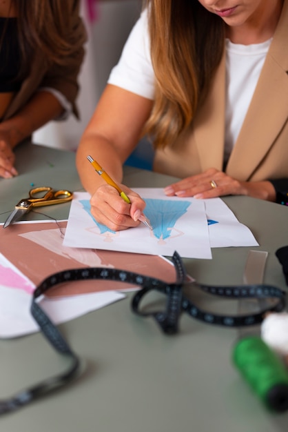 Foto vista delantera de una mujer brasileña que trabaja como diseñadora de ropa