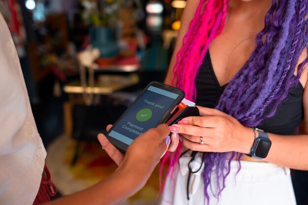 Foto vista delantera de la mujer comprando ropa