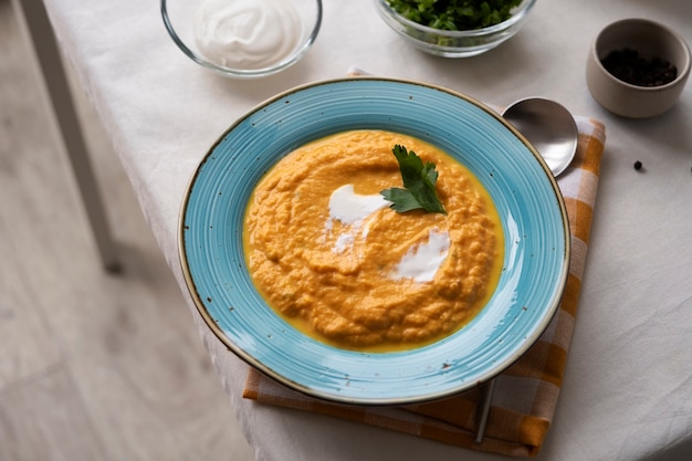 Foto vista de la deliciosa sopa de crema de zanahoria