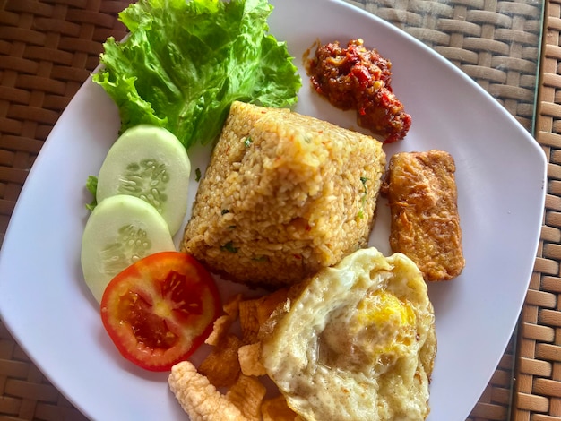 Foto vista del desayuno servido en un plato