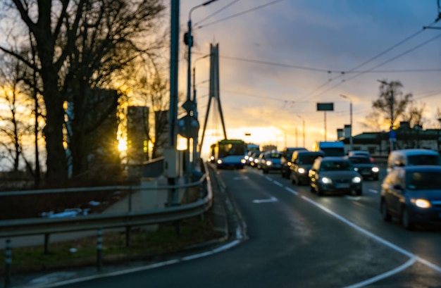 Vista desenfocada del atasco de tráfico en el puente al atardecer