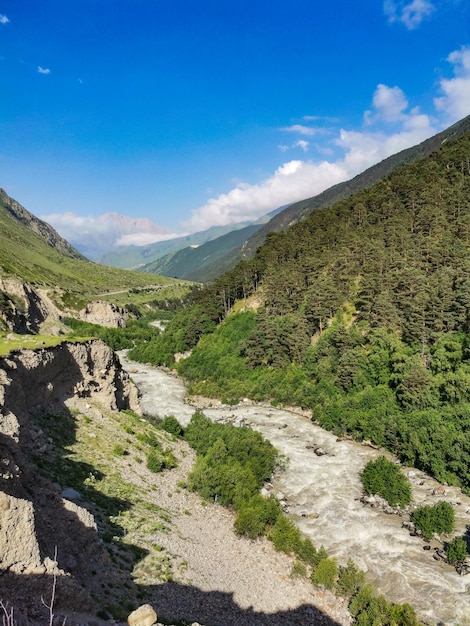 Vista del desfiladero de Chegem cerca de la cascada AbaiSu KabardinoBalkaria junio de 2021