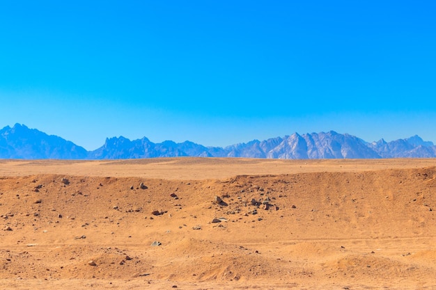 Vista del desierto árabe y la cordillera Red Sea Hills en Egipto