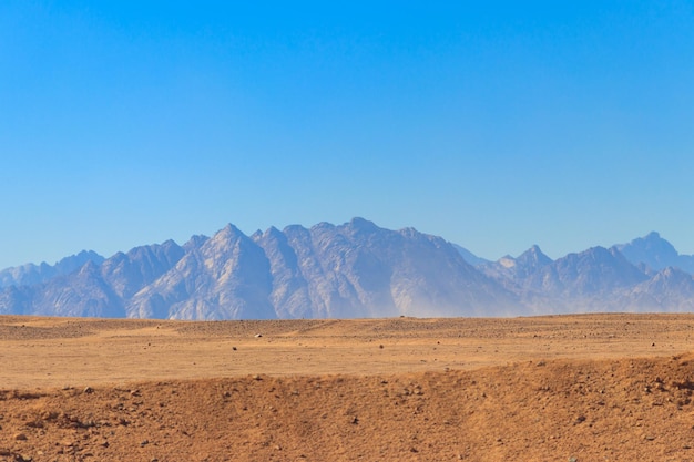 Vista del desierto de Arabia y la cordillera de las colinas del Mar Rojo en Egipto