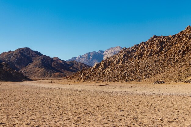 Vista del desierto de Arabia y la cordillera de las colinas del Mar Rojo en Egipto