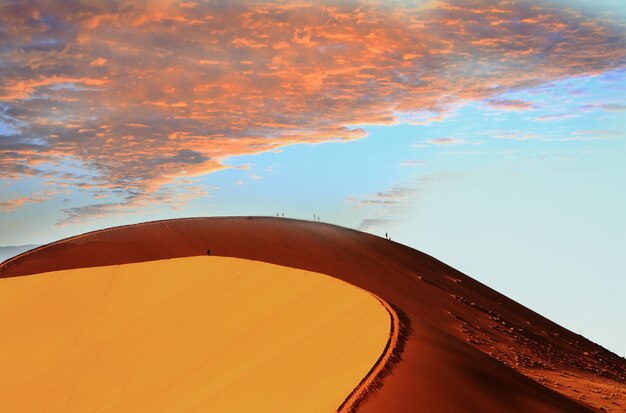 Vista del desierto de arena contra el cielo