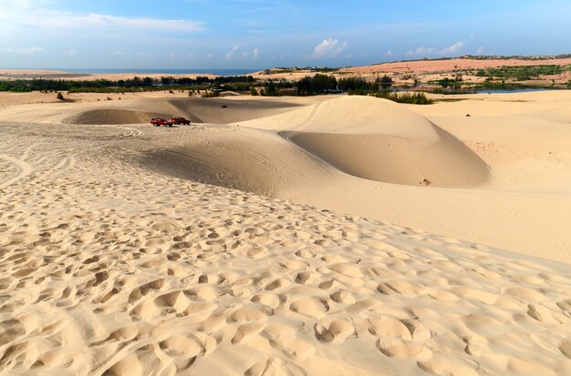 Foto vista del desierto con un automóvil todoterreno