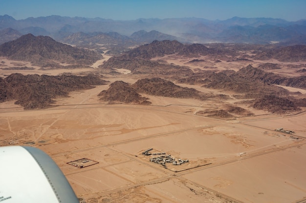 Vista del desierto desde el avión. Hermoso paisaje de vista aérea de picos de montañas en el desierto. Montañas en el desierto, vista aérea. Las montañas Horeb en Egipto en la península del Sinaí