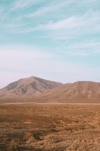 Foto vista del desierto contra el cielo nublado