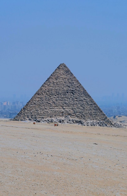 Foto vista del desierto y la pirámide contra un cielo despejado