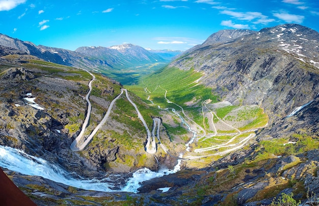 Vista deslumbrante da estrada sinuosa em Trollstigen e Stigfossen cachoeira