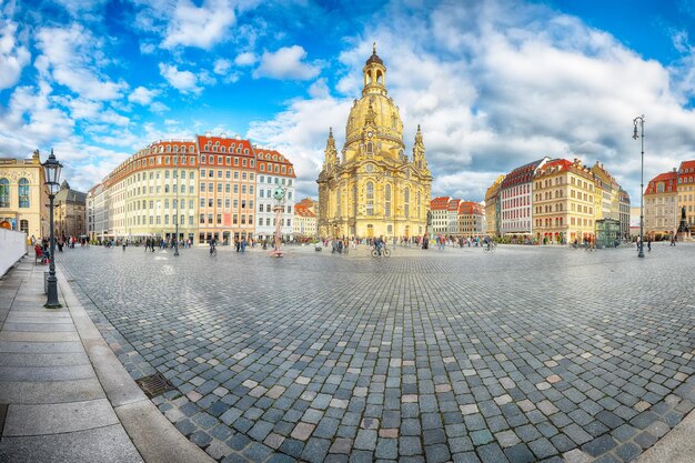 Foto vista deslumbrante da igreja barroca frauenkirche na praça neumarkt, no centro de dresden