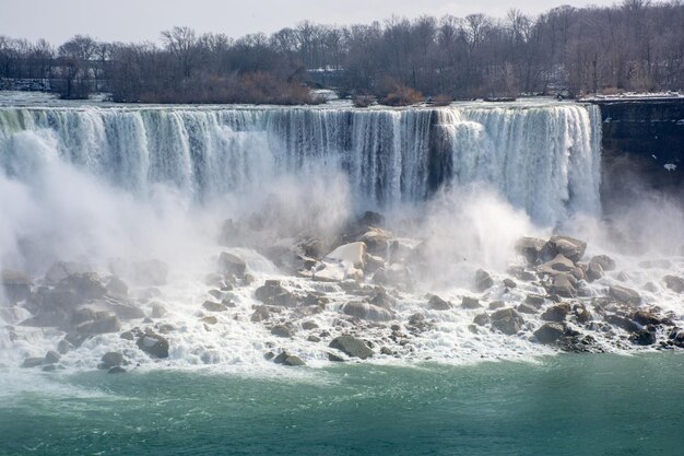 Vista deslumbrante das cataratas do niágara à luz do sol no canadá