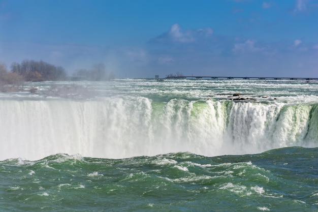 Vista deslumbrante das Cataratas do Niágara à luz do sol no Canadá